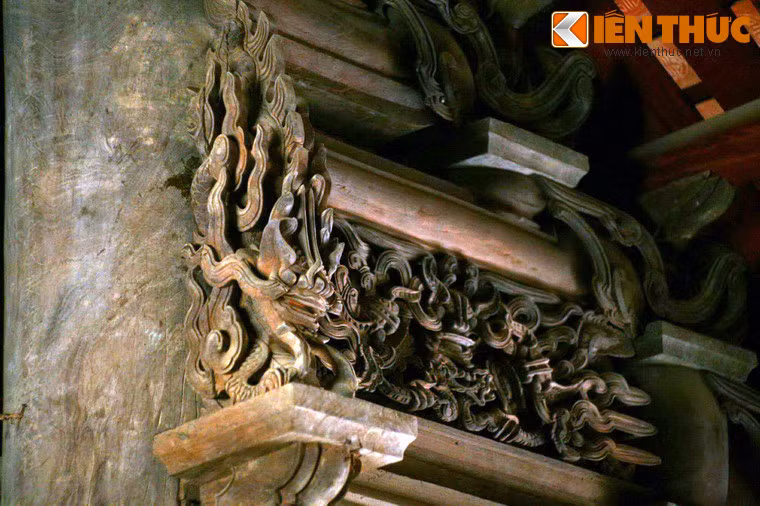 Điêu khắc trên rường.