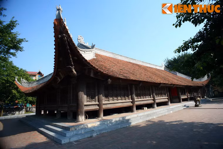 Toà đại đình gồm bảy gian hai chái, dài 20m, rộng 14m, cao 8m, xung quanh có cửa bức bàn. Riêng phần mái đình chiếm tới 2/3 chiều cao của đình với các đầu đao vút cong, tạo nên cảm giác uy nghi, bề thế.