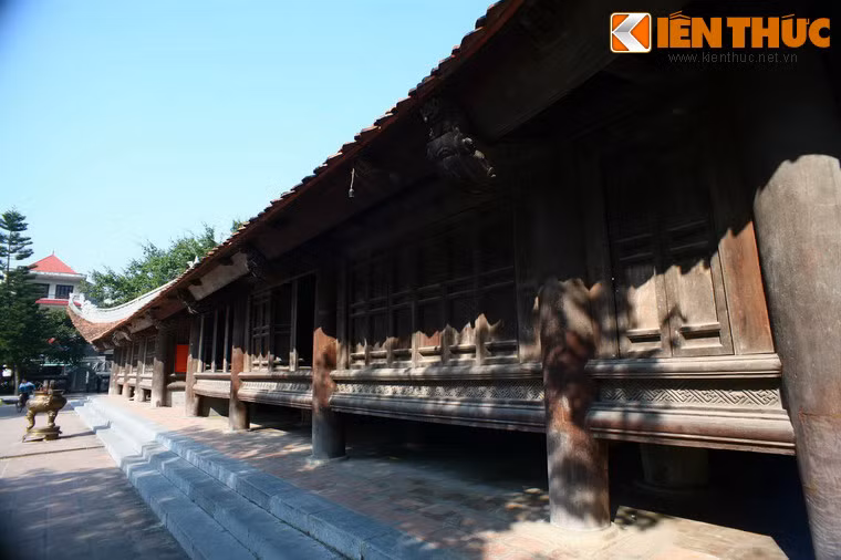 Một nét đặc biệt khác là đình mang kiến trúc nhà sàn với sàn gỗ bề thế cao 0,7m so với mặt nền, sáu hàng cột ngang và mười hàng cột dọc bằng gỗ lim có đường kính từ 0,55m (với cột con) đến 0,65m (với cột mẹ) được kê trên các tảng đá xanh.