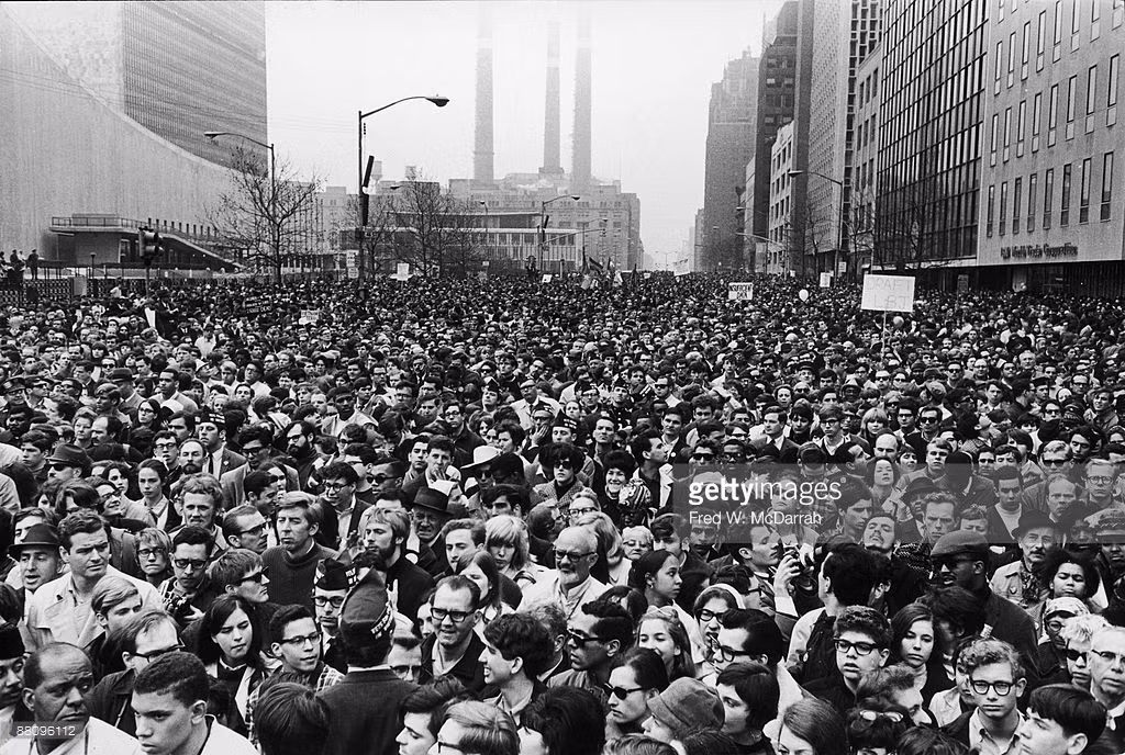 Cuộc tuần hành phản chiến khổng lồ ở quảng trường Liên Hiệp Quốc, New York ngày 15/4/1967. Ảnh: Getty