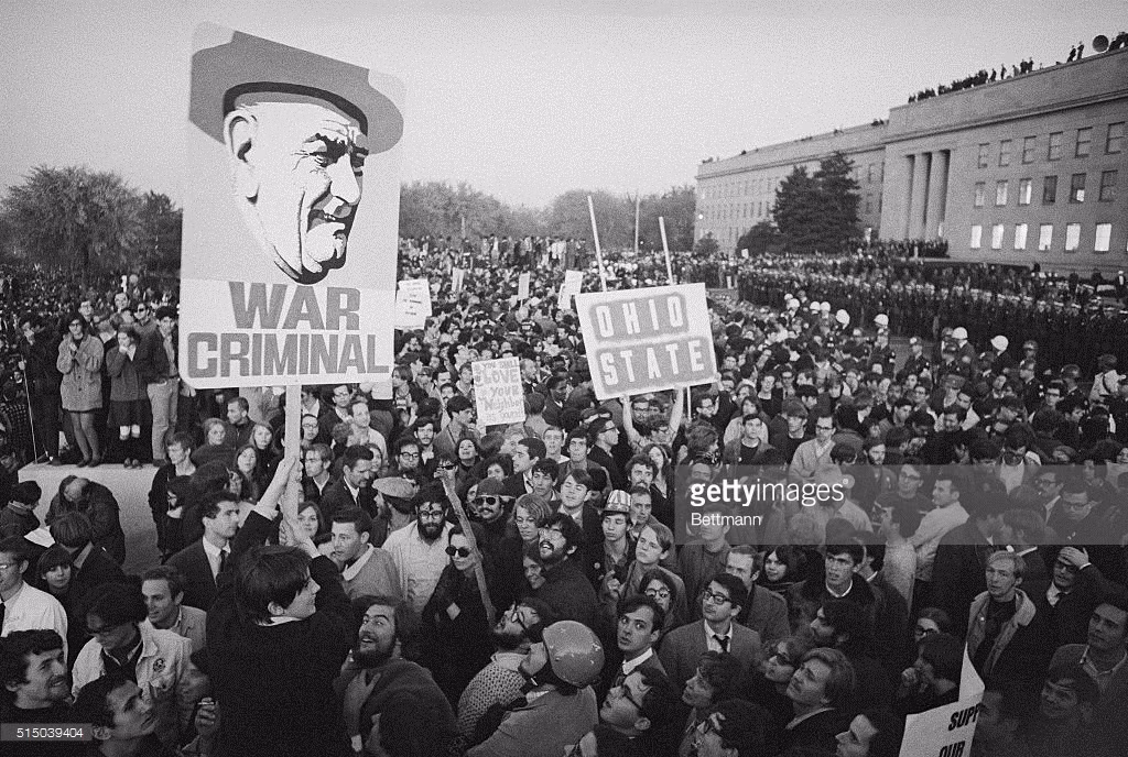 Người biểu tình giương khẩu hiệu lên án Tổng thống Mỹ Lyndon Johnson là tội phạm chiến tranh bên ngoài Lầu Năm Góc, Washington DC ngày 21/10/1967. Ảnh: Getty