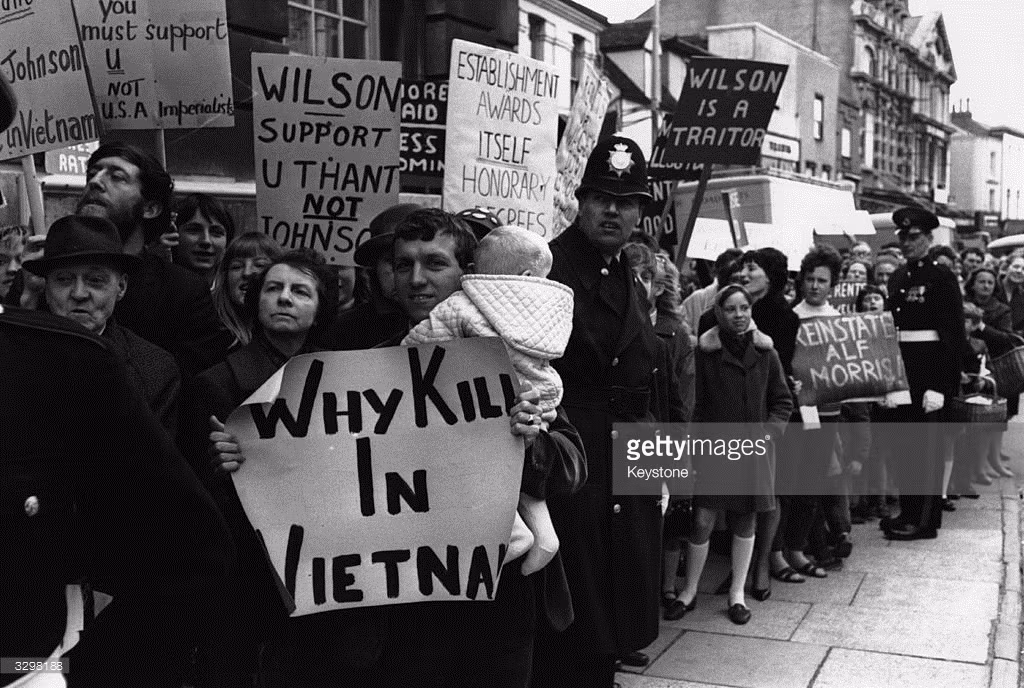 Cuộc tuần hành phản chiến diễn ra bên ngoài đại học Essex, Anh quốc ngày 20/5/1967. Ảnh: Getty
