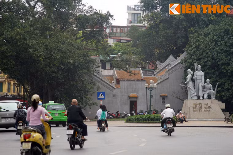 Nằm ở phía Đông hồ Gươm, đối diện cửa đền Ngọc Sơn, đền Bà Kiệu, tên chữ là Thiên Tiên điện, là một ngôi đền cổ có giá trị đặc biệt về lịch sử và tín ngưỡng của thủ đô Hà Nội.