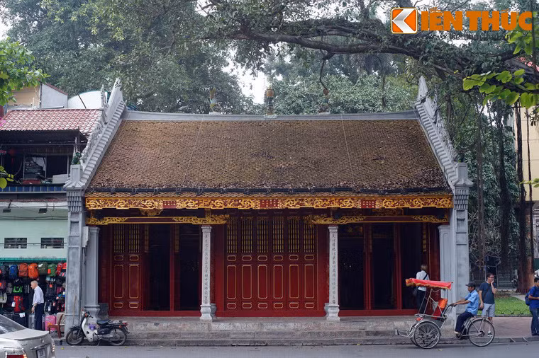Nhà đại bái cũng xây ba gian, tường hồi bít đốc, mái lợp ngói ta, nhưng cao to hơn tam quan nhiều.