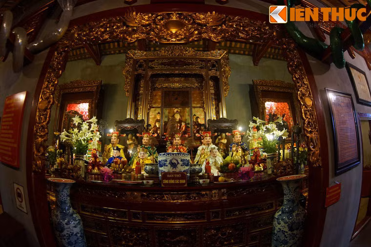 Hậu cung gồm một nếp nhà ngang xây gạch kiểu tường hồi bít đốc.