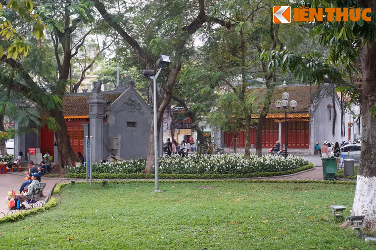 Sau khi người Pháp chiếm Hà Nội, phố xá xung quanh Hồ Gươm được mở rộng. Vào năm 1891, chính quyền thuộc đia thu một phần đất của ngôi đền để mở đại lộ Francis Garnier" (sau năm 1954 là đường Đinh Tiên Hoàng).