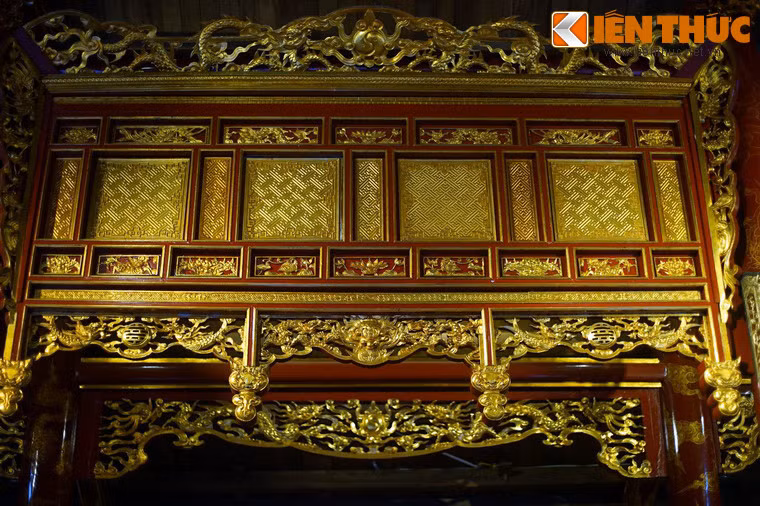 Các khám, long ngai, hương án, án văn, câu đối, hoành phi… trong đền Bà Kiệu đều có chạm trổ tỉ mỉ với những hình rồng, hoa dây, chim phượng... mang phong cách thế kỷ 19. Những đồ thờ này được sơn son thếp vàng lộng lẫy.