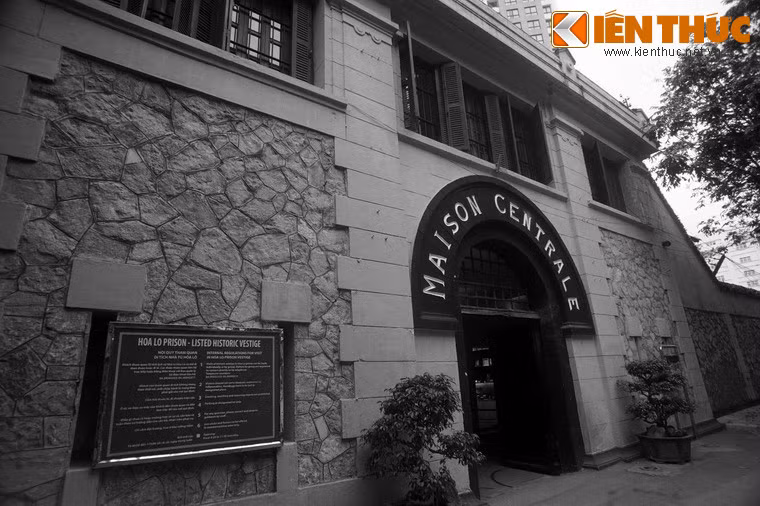 Tên tiếng Pháp của nhà tù này lúc bấy giờ là Maison Centrale và tiếng Việt là Ngục thất Hà Nội. Có tổng diện tích hơn 12.000 m2, đây là một trong những nhà tù lớn và kiên cố bậc nhất Đông Dương lúc bấy giờ.