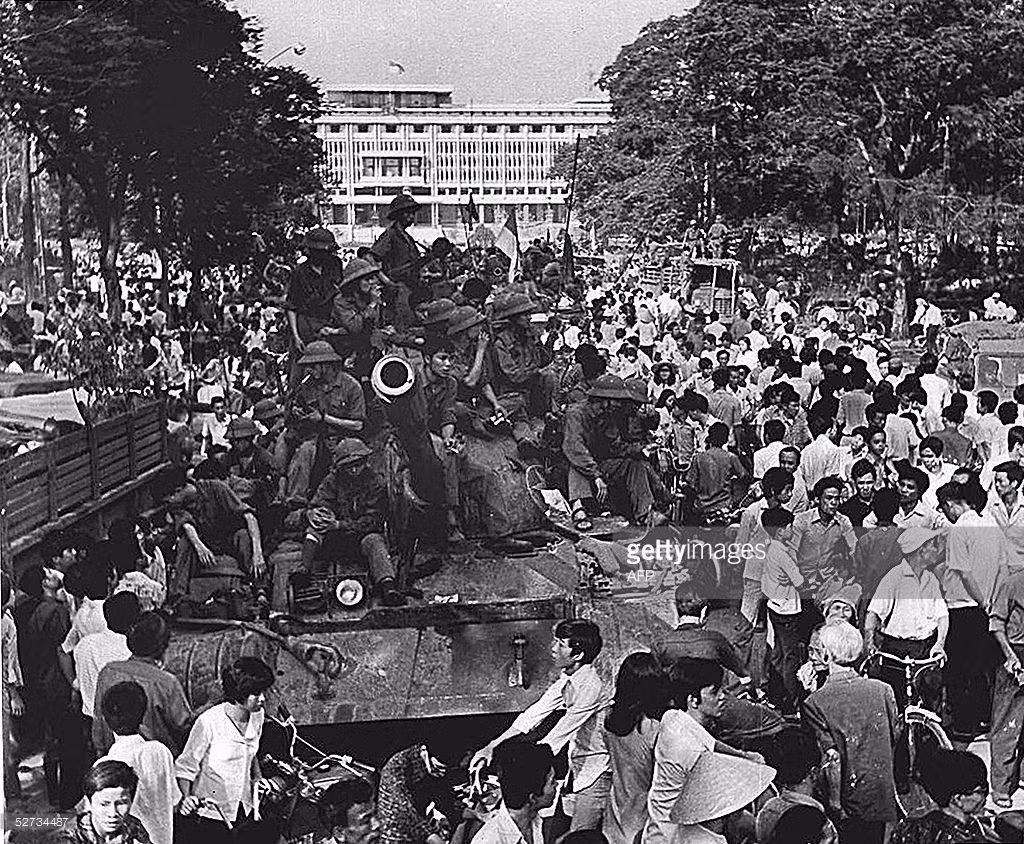 Biển người chào mừng lực lượng Giải phóng ở phía ngoài Dinh Độc Lập. Ảnh: Getty.