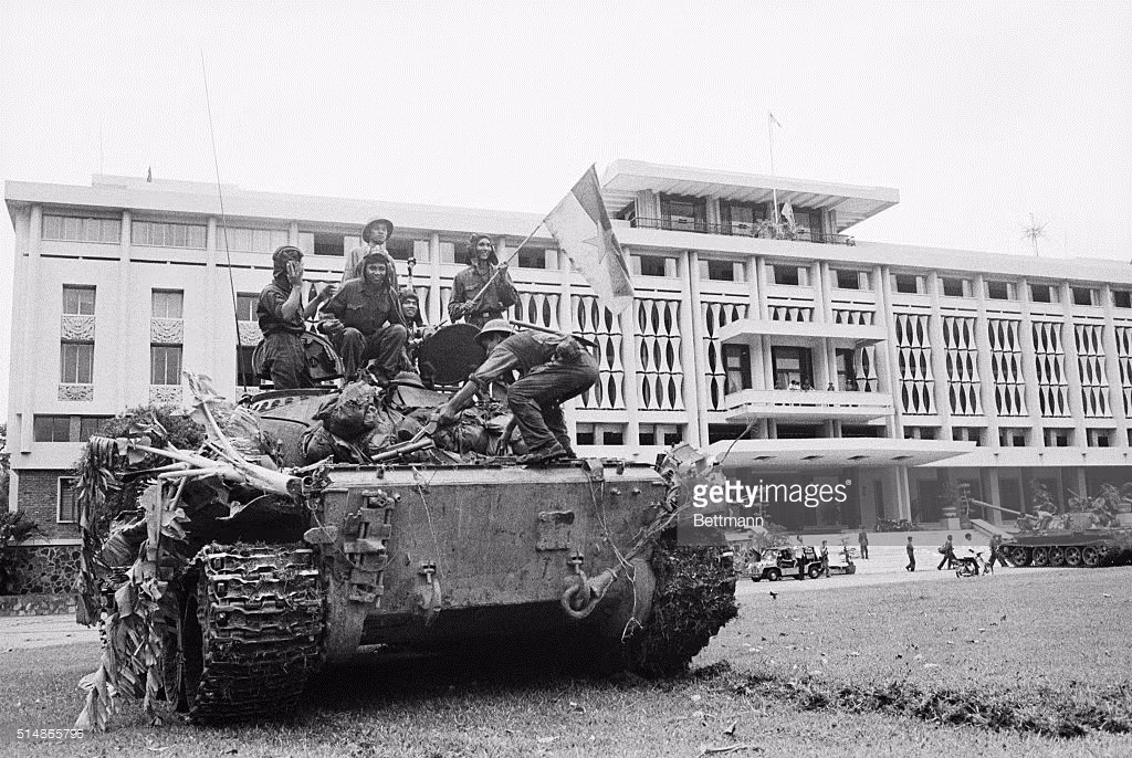Các chiến sĩ trên một chiếc xe tăng T-54 ở Dinh Độc Lập. Ảnh: Getty.