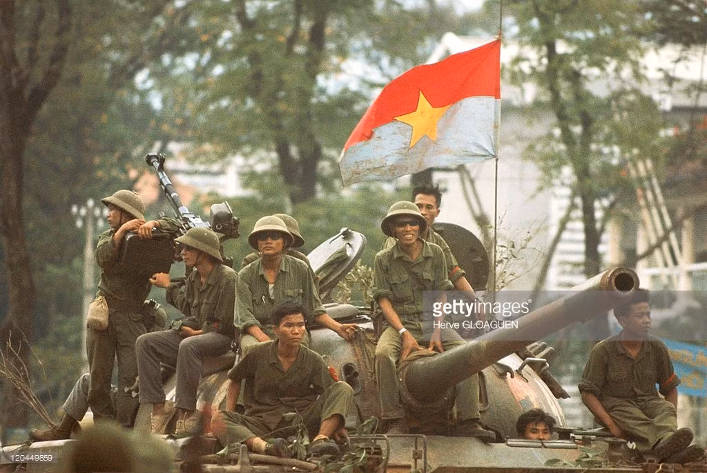 Các chiến sĩ trên một chiếc xe tăng. Ảnh: Getty.