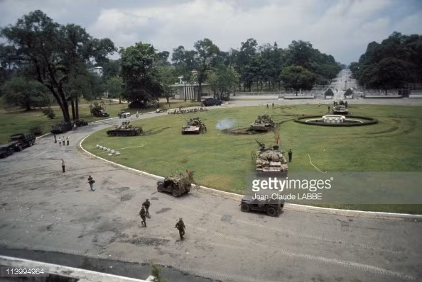 Xe tăng Giải phóng tràn vào sân trước Dinh Độc Lập. Ảnh: Getty.