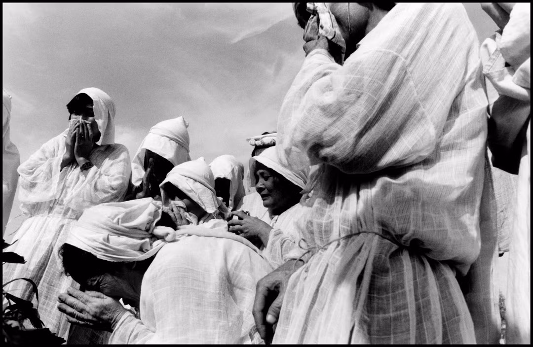 Những người phụ nữ than khóc tại một đám tang ở nghĩa trang Văn Điển. Ảnh: Larry Towell - Magnumphotos.com