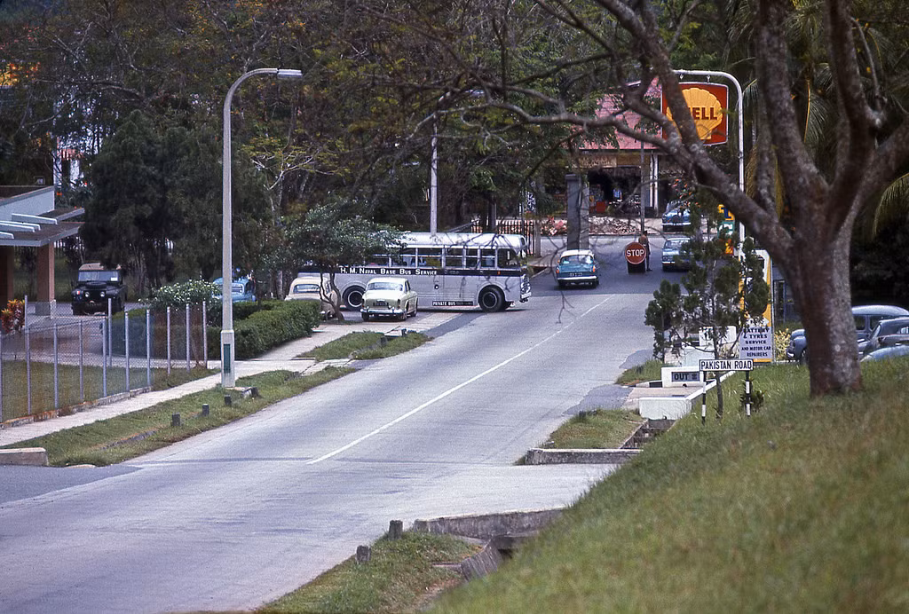 Cổng Sembawang, nơi dẫn vào căn cứ hải quân Sembawang của Singapore, 1966. Ảnh: David Ayres