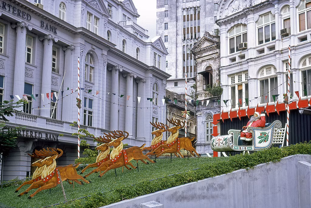 Trang trí Giáng sinh ở quảng trường trung tâm Raffles Place, phía trước cửa hàng bách hóa John Little, 1966. Ảnh: David Ayres