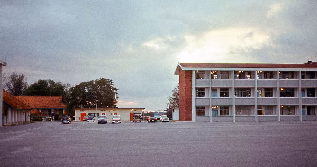 Khu doanh trại trong căn cứ Sembawang, 1966. Ảnh: David Ayres