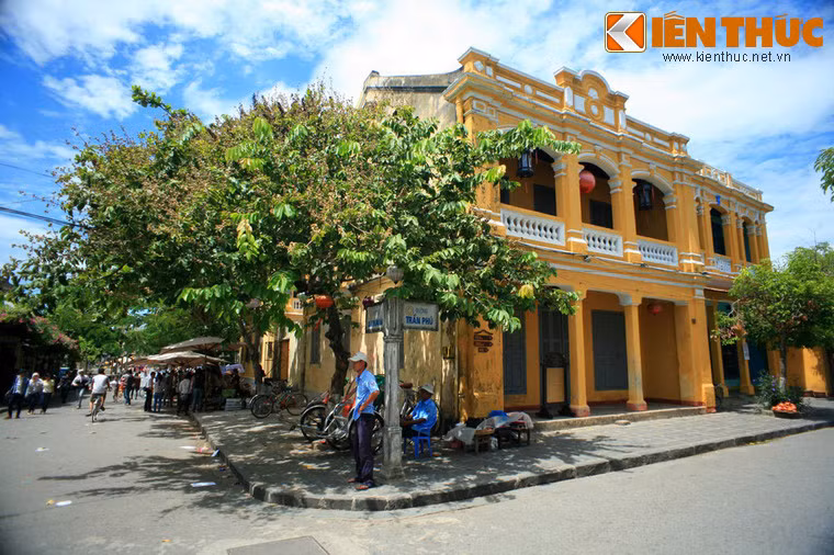 Bên cạnh những ngôi nhà phố mang phong cách Việt còn có những ngôi nhà kiểu Pháp tráng lệ. Điển hình trong số đó là tòa dinh thự ngày nay được dùng làm Bảo tàng Văn hóa Sa Huỳnh.