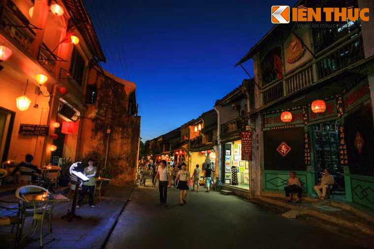 Nói về phố cổ Hội An, trước hết phải nhắc đến những ngôi nhà cổ. Phần lớn những ngôi nhà ở nơi đây có niên đại từ thế kỷ 17 đến thế kỷ 19, phân bố dọc theo những trục phố nhỏ hẹp.