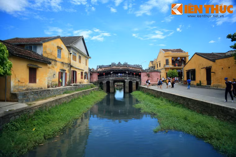 Công trình có giá trị kiến trúc nổi bật nhất, được coi là biểu tượng của phố cổ Hội An chính là Chùa Cầu, một cây cầu có gian thờ Bắc Đế Trấn Võ ở giữa. Cây cầu đặc biệt này được các thương nhân người Nhật Bản góp tiền xây dựng vào khoảng thế kỷ 17.