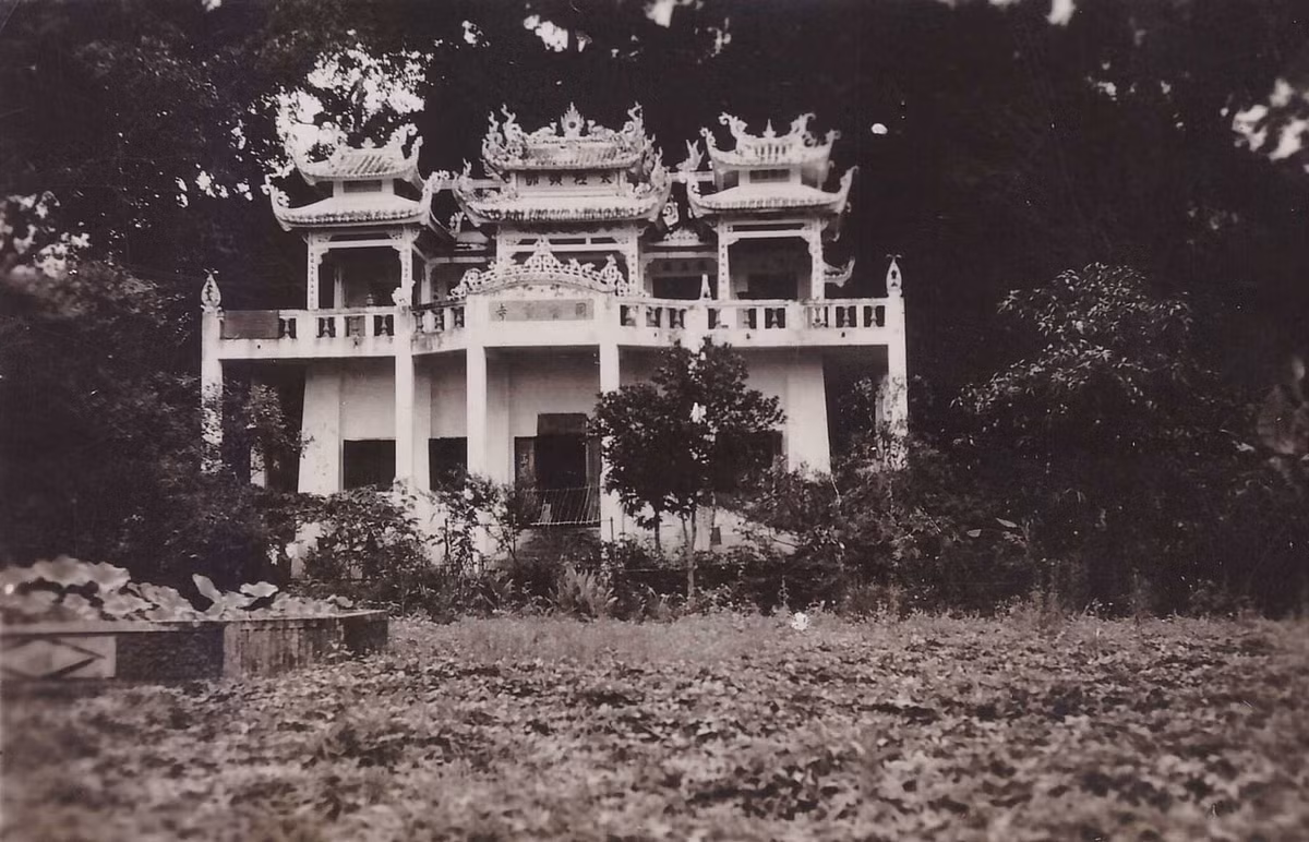 Đền thờ ở thị trấn Đồng Đăng. Ảnh: Robert Tison.