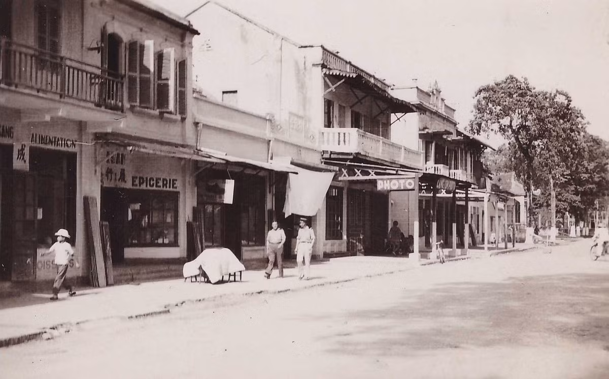 Các cửa hàng mặt phố ở trung tâm thị xã Lạng Sơn. Ảnh: Robert Tison.