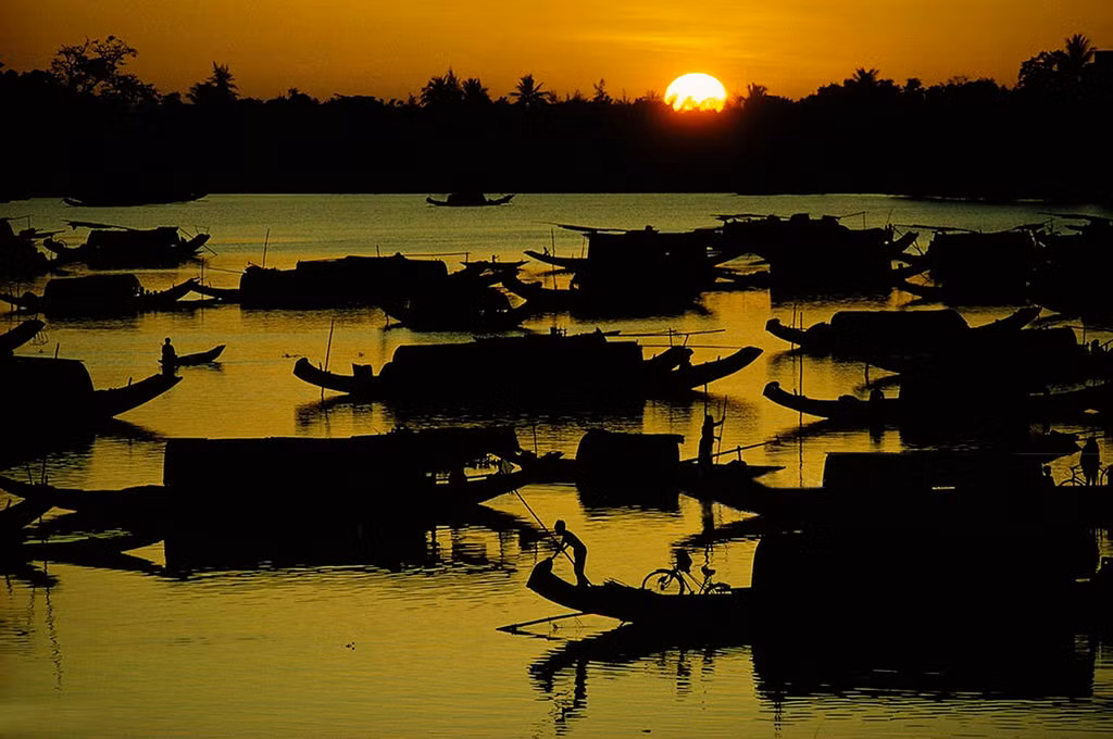 Bình minh trên sông Hương.