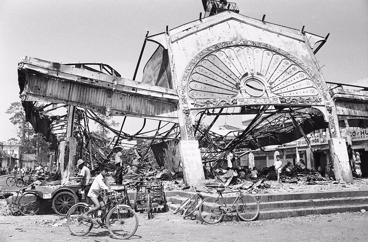 Chợ Bến Tre đổ nát sau trận chiến Tết Mậu Thân. 1968. Ảnh: Peter Arnett/ AP