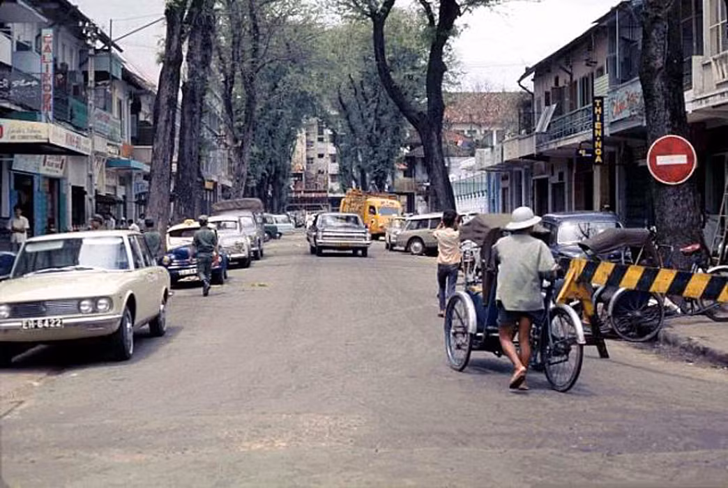 Từ đường Thái Lập Thành (nay là đường Đông Du) nhìn về phía đường Tự Do (Đồng Khởi). Ảnh: 6thofthe31st.com.