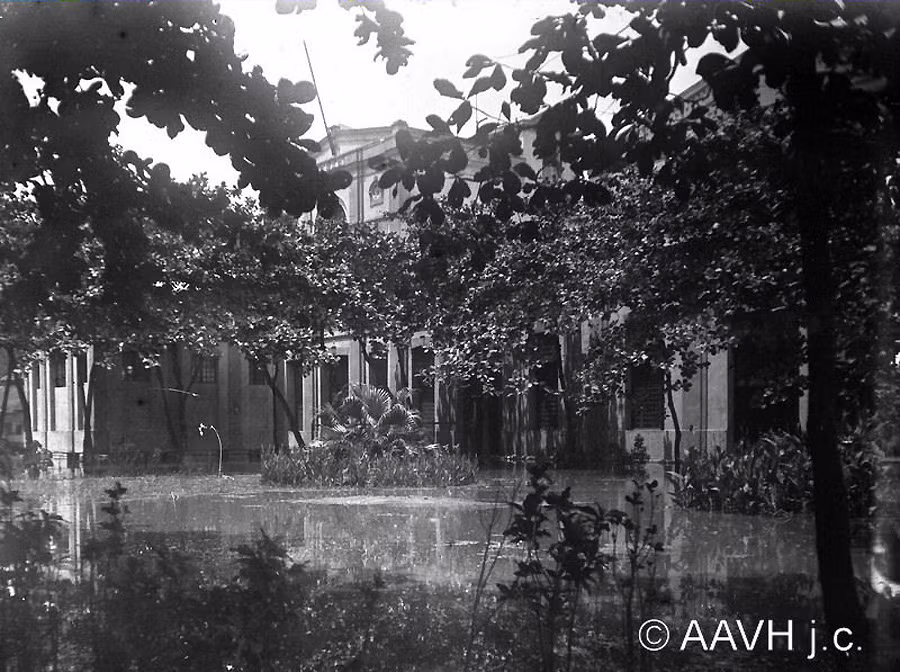 Phía sau nhà máy rượu. Ảnh: Aavh.org