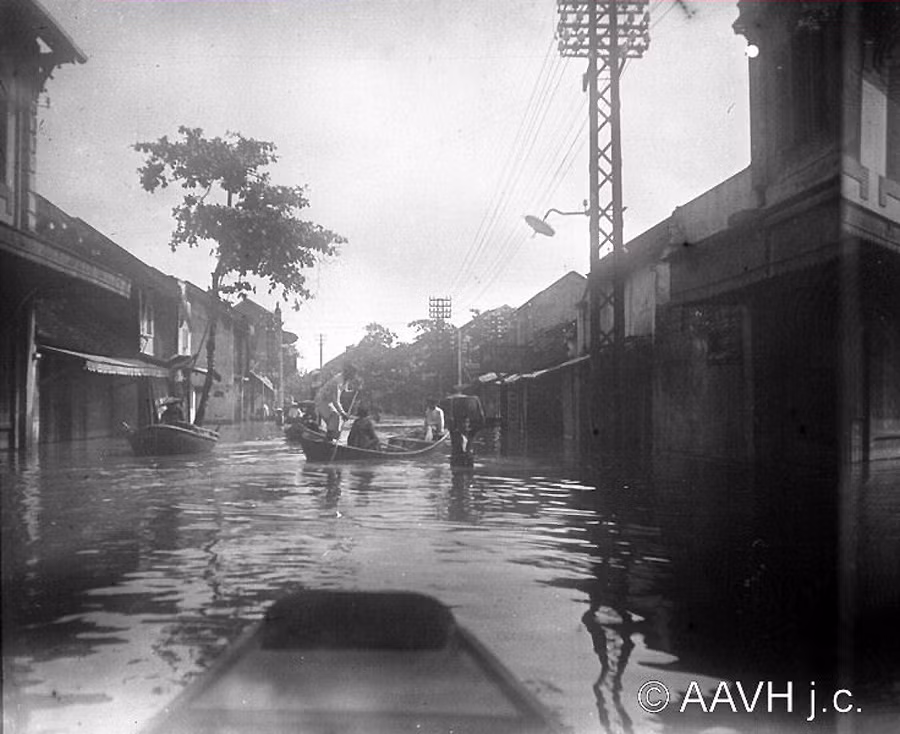 Di chuyển bằng thuyền giữa trung tâm thành phố. Ảnh: Aavh.org
