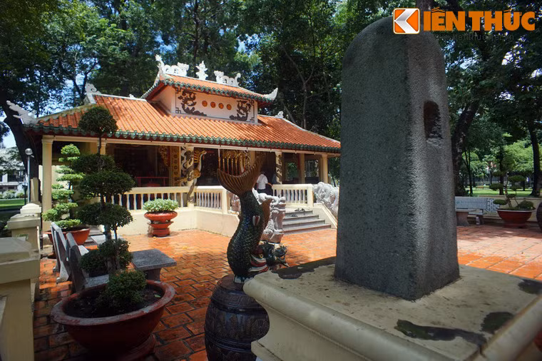 Trong sân đền có một phiên bản cột đá Thề dựa trên nguyên mẫu ở đền Hùng Phú Thọ.