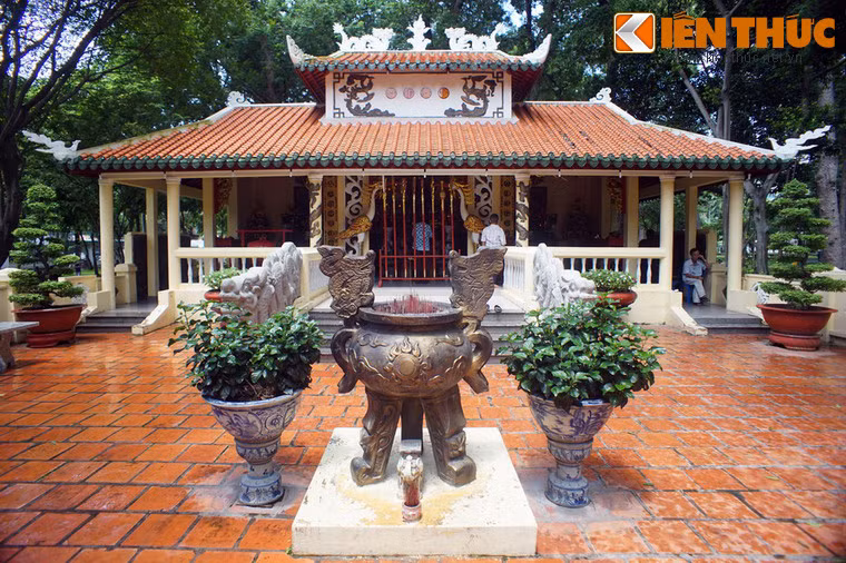 Chính điện của đền gồm có ba gian.