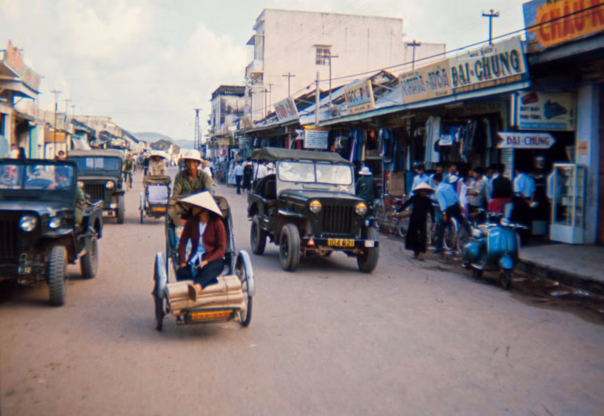 Trên đường Gia Long. Ảnh: 19engrvn.org.
