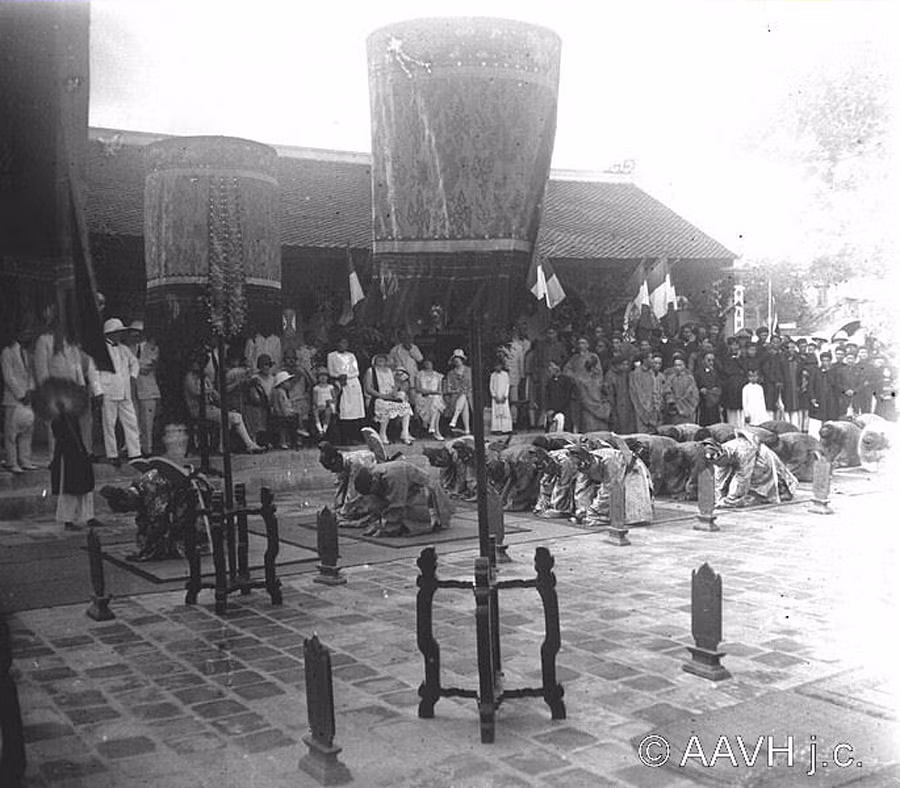 Quỳ lạy trước bàn thờ vua Gia Long. Ảnh: Aavh.org.