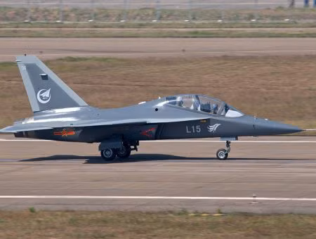 Hongdu L-15: Đây là một máy bay tấn công hạng nhẹ do Nhóm Công nghiệp Hàng không Hongdu (HAIG) sản xuất cho Lực lượng không quân của Quân Giải phóng Nhân dân Trung Quốc. Tốc độ tối đa của Hongdu L-15 là 1.715 km/h trong khi quãng đường máy bay này có thể đi được là 3.100 km.