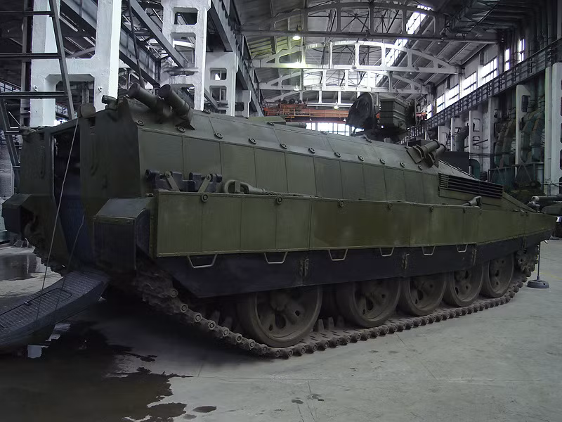 Để trở thành phương tiện chở quân, BMP-55 đã... lộn ngược chiếc xe tăng T-55, biến phần đuôi của T-55 thành đầu của BMP, qua đó thiết kế được hệ thống cửa sau để binh lính lên xuống. Hệ thống tháp pháo của T-55 cũng đã bị loại bỏ ở thiết kế này. Nguồn ảnh: Flickr.