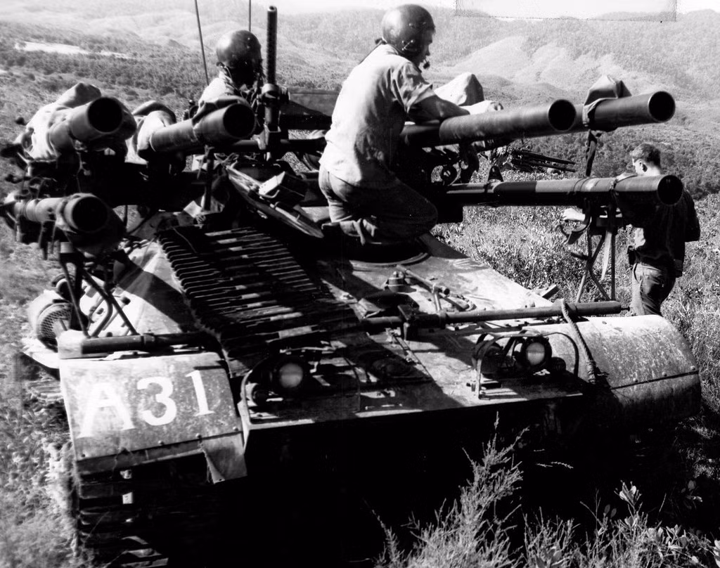 M50 Ontos có trọng lượng tổng cộng 8600 tấn, chiều dài 3,83 mét và rộng 2,6 mét. Xe có kíp chiến đấu ba người bao gồm lái xe, xạ thủ và nạp đạn viên. Nguồn ảnh: Pinterest.