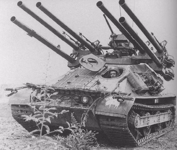 M50 Ontos là loại pháo tự hành chống tăng có trang bị tới 6 nòng pháo. Đây là các nòng của pháo không giật M40 106mm. M50 được phát triển trong giai đoạn những năm 1950 của thế kỷ trước nhưng số lượng phát triển rất hạn chế. Nguồn ảnh: Pinterest.