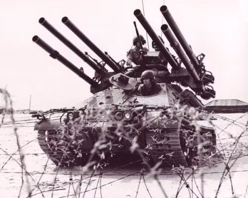 Do bản thân M50 Ontos có giáp quá mỏng, nó dễ dàng bị tấn công và vô hiệu hoá bởi các loại vũ khí chống tăng rất phổ biến của quân giải phóng hoặc thậm chí bị hạ gục chỉ bởi mìn bộ binh. Nguồn ảnh: Pinterest.