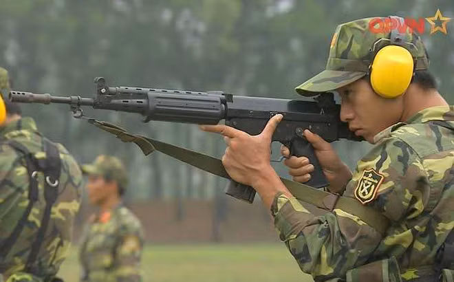 Xạ thủ Việt Nam tập luyện trong nước với súng trường FAL FN - loại súng trường chỉ được chúng ta sử dụng để huấn luyện cho các xạ thủ đi thi đấu nước ngoài. Nguồn ảnh: QPVN.
