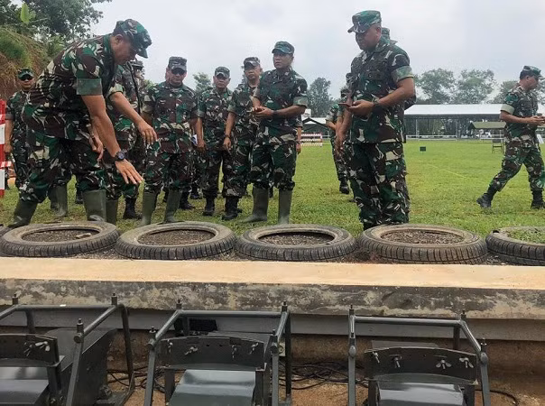 Các sĩ quan của nước chủ nhà đang kiểm tra lại trường bắn trước khi giải thi đấu được diễn ra.Nguồn ảnh: Enog.