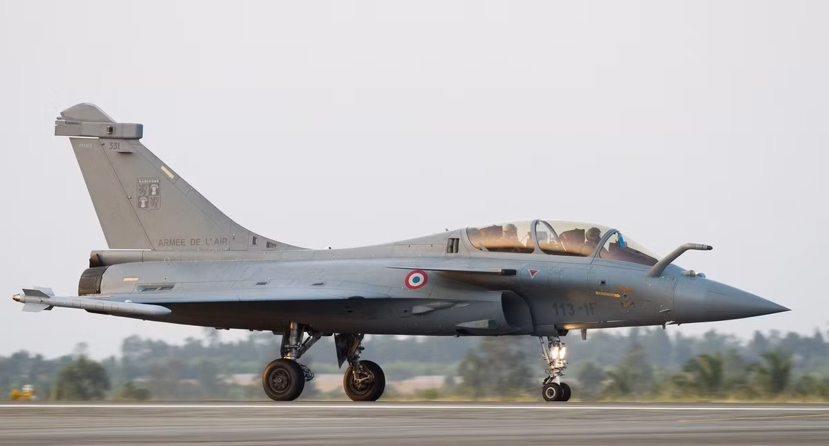 Đây được xem là cơ hội cực kỳ thuận lợi để Không quân Ấn Độ mang các tiêm kích Rafale ra thử nghiệm - loại tiêm kích đắt nhất kho vũ khí của nước này tới nay vẫn chưa tham gia vào bất cứ cuộc tập trận chung đa quốc gia nào. Nguồn ảnh: Arme d'air.