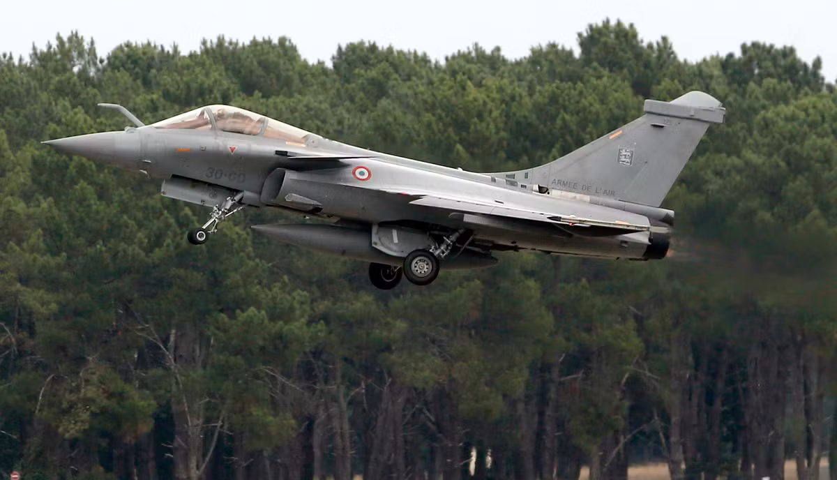 Tính tới tháng 9/2019, Pháp mới chỉ sản xuất được 175 máy bay Rafale. Một trong những lý do khiến loại tiêm kích này ít được phổ biển đó là do giá thành quá đắt đỏ của chúng. Phiên bản "rẻ tiền" nhất của Rafale cũng có giá lên tới hơn 70 triệu Euro - nghĩa là đắt ngang tiêm kích F-35A. Nguồn ảnh: Arme d'air.