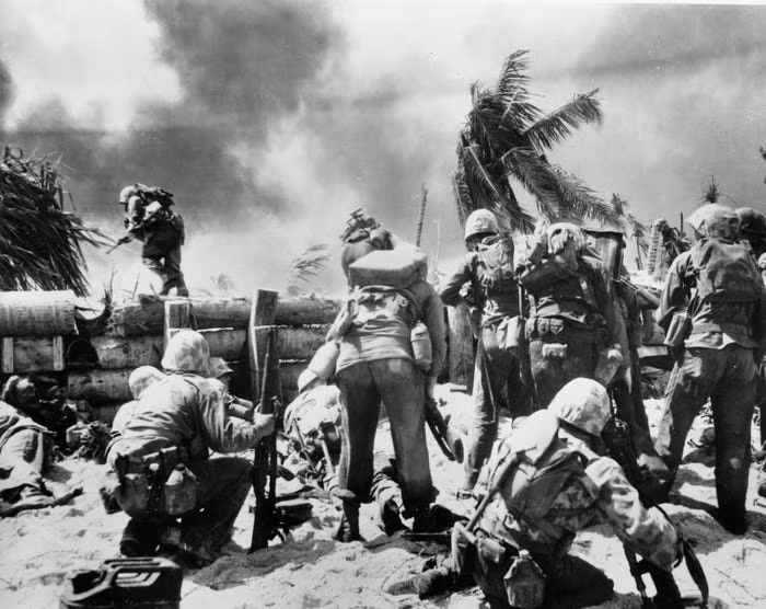 Trận đánh bắt đầu từ ngày 20/11/1943, Thuỷ quân Lục chiến Mỹ dưới sự yểm trợ của Hải quân Mỹ đã tiến hành đổ bộ lên đảo Tarawa. Trận đánh này nằm trong một phần của chiến dịch Galvanic nhằm tiến đánh Gilberts của Hải quân Mỹ. Nguồn ảnh: BI.