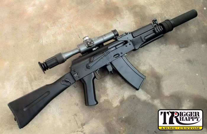 Thiết kế của khẩu AK-9 cho phép xạ thủ trang bị được đủ loại kính ngắm thế hệ mới mà không cần phải gắn trên lưng súng - nơi là điểm yếu cố hữu của súng AK khi mà nắp hộp khoá nòng trên lưng súng không ổn định khi tác xạ. Nguồn ảnh: TR.
