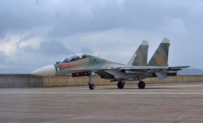 Như vậy, tính ra mỗi năm chiến đấu cơ Su-27 của Việt Nam sẽ hoạt động vào khoảng gần 90 tiếng trên không. Đây có thể coi là thời gian hoạt động không ít với lực lượng không quân có quy mô như Việt Nam. Nguồn ảnh: Jetspot.