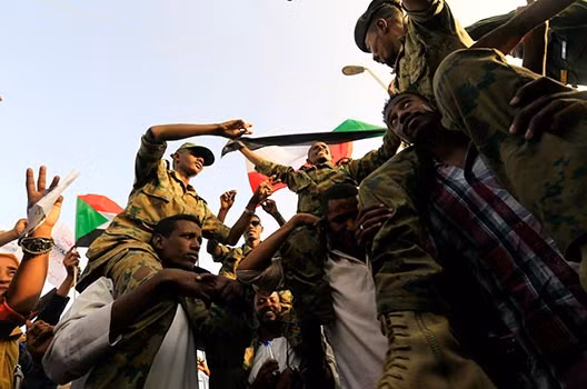 Ngoài ra, lính đánh thuê Nga ở Sudan còn làm nhiệm vụ bảo vệ các mỏ khai thác vàng, Uranium và kim cương ở quốc gia châu Phi giàu tài nguyên này. Nguồn ảnh: BI.