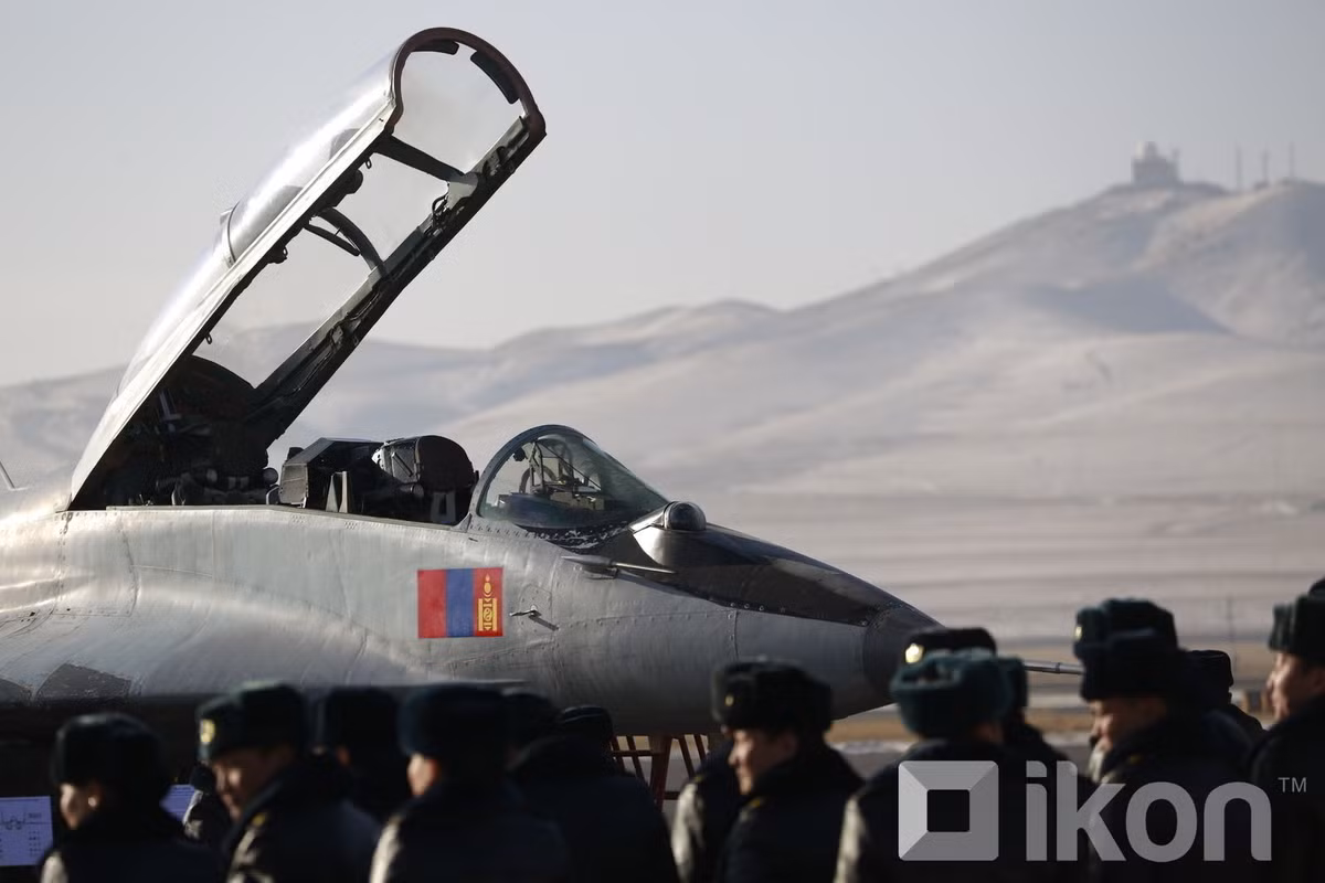 Do không được trang bị radar nên tính năng chiến đấu của MiG-29UB cực kỳ hạn chế, nó không thể dẫn bắn các loại tên lửa không đối không ngoài tầm nhìn được dẫn hướng thông qua radar kiểm soát hỏa lực.