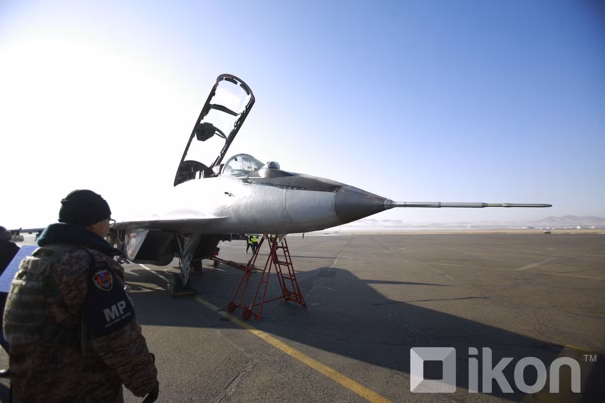 MiG-29UB mà Mông Cổ vừa nhận thuộc thế hệ khung sườn đầu tiên của dòng tiêm kích Fulcrum có tuổi thọ 2.000 giờ bay, đặc điểm dễ nhận ra nhất chính là các cửa lấy khí phụ kiểu “mang cá” trên gốc cánh.