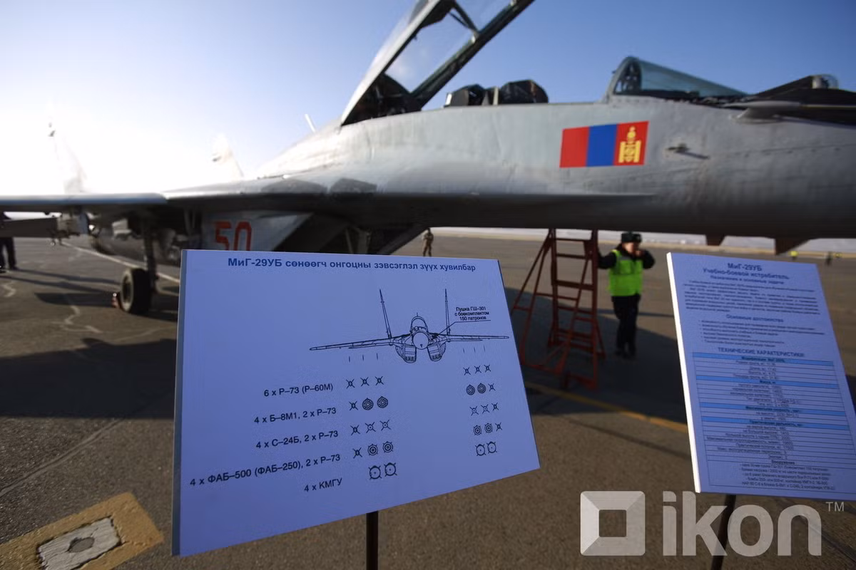 Đó là phiên bản MiG-29A cho các nước trong khối Warsaw và MiG-29B cho các quốc gia bên ngoài. Chúng chỉ có 1 mấu cứng duy nhất ở giữa 2 cửa gió là có thể gắn được thùng dầu phụ.
